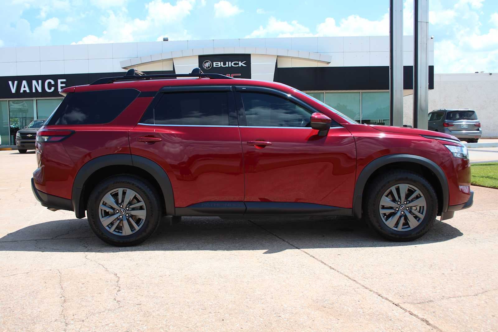 2022 Nissan Pathfinder SV