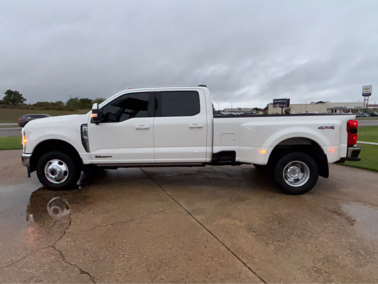 2023 Ford Super Duty F-350 DRW Pickup LARIAT